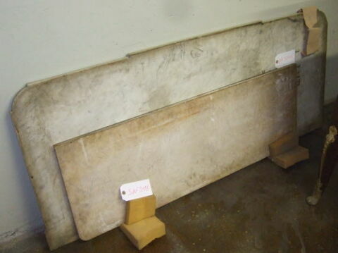 Commode à cinq tiroirs, dessus de marbre blanc