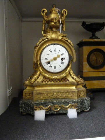 Pendule surmontée d'un vase, image 2/5