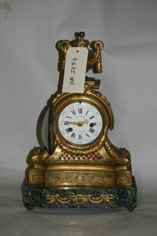 Pendule surmontée d'un vase, image 3/5