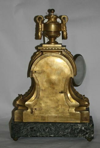 Pendule surmontée d'un vase