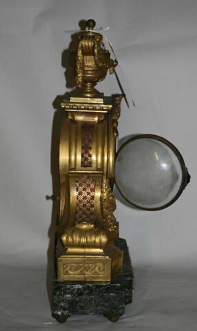 Pendule surmontée d'un vase, image 5/5