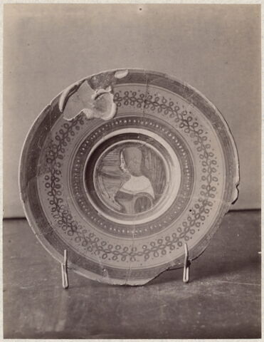 Assiette : buste de jeune femme de profil gauche, image 4/4