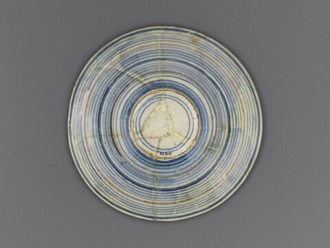 Assiette : buste de jeune femme de profil gauche, image 2/4