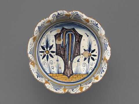 Coupe festonnée sur pied : armoiries, image 3/6