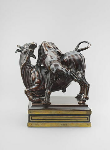 Groupe sculpté : Lion attaquant un taureau, image 2/7