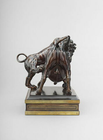 Groupe sculpté : Lion attaquant un taureau, image 5/7