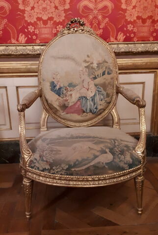 Fauteuil couvert en tapisserie de Beauvais, d'un ensemble de dix (OA 6657 à OA 6666)