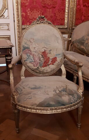 Fauteuil couvert en tapisserie de Beauvais, d'un ensemble de dix (OA 6657 à OA 6666)