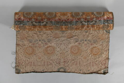 Soierie façonnée ornée sur fond beige de bouquets, de fruits et de feuillages chinois, image 5/6