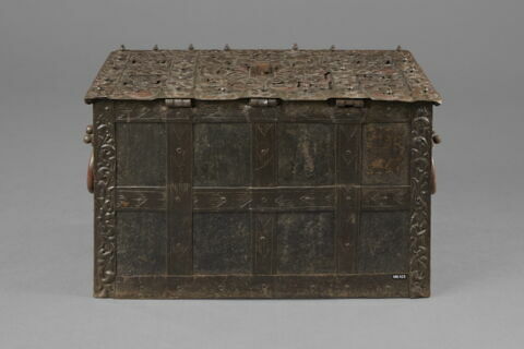Coffre de fer à décor de feuillages, image 3/7