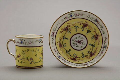 Tasse litron et sa soucoupe, d'une paire (voir TH 1318)