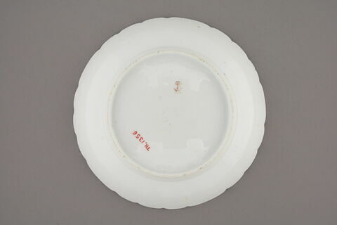 Compotier rond à bords festonnés et à côtes à l'intérieur, d'un ensemble de dix (TH 1354 à 1363), image 2/4