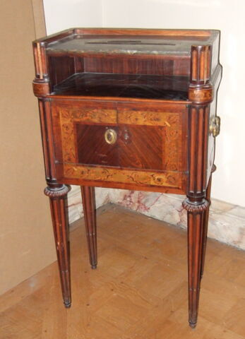 Table de nuit à deux portes