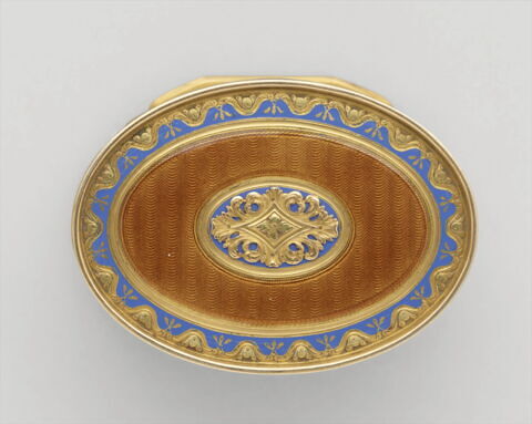 Tabatière de forme ovale en or émaillé brun et bleu pâle, image 2/9