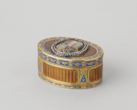 Tabatière de forme ovale en or émaillé brun et bleu pâle