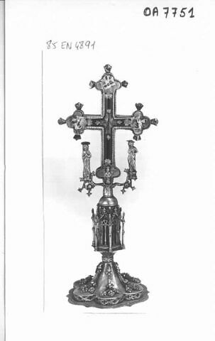 Croix-reliquaire à base polylobée, orné de figures d'applique, image 4/5