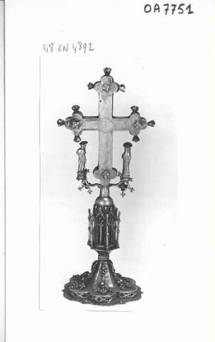 Croix-reliquaire à base polylobée, orné de figures d'applique, image 5/5
