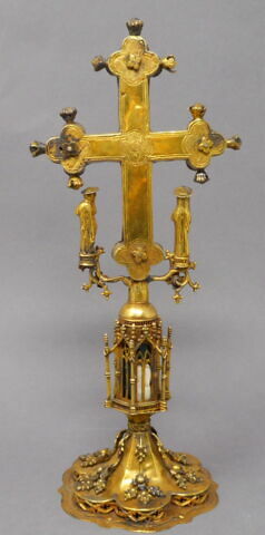 Croix-reliquaire à base polylobée, orné de figures d'applique, image 2/5