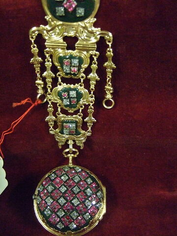 Montre ronde assortie d'une châtelaine