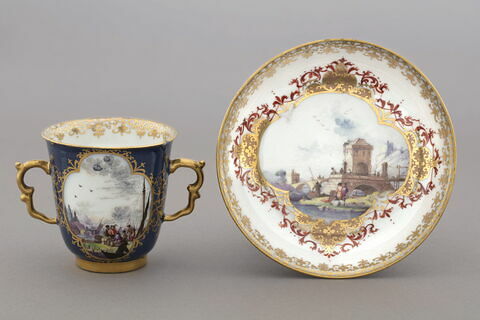 Tasse à deux anses et soucoupe, d'un service (OA 8074-8090), image 3/6