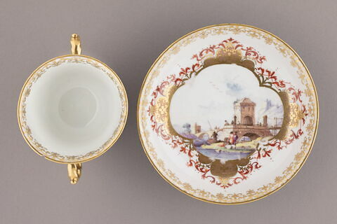 Tasse à deux anses et soucoupe, d'un service (OA 8074-8090), image 5/6
