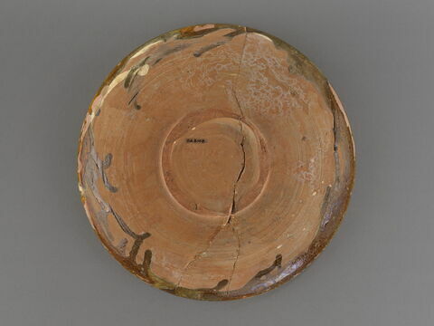 Plat creux à décor de personnage portant une épée, image 2/6