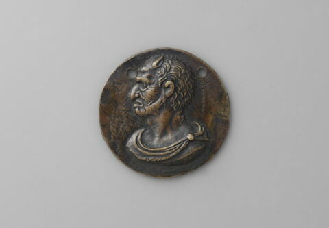 Plaquette : tête de satyre de profil à gauche