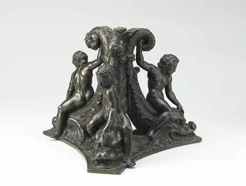 Pied de chandelier : trois putti chevauchant des dauphins