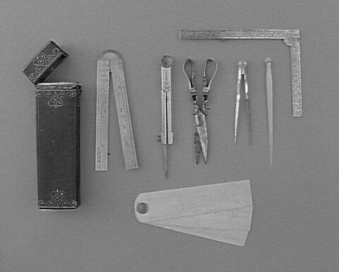 Nécessaire de mathématiques et son étui, image 2/4