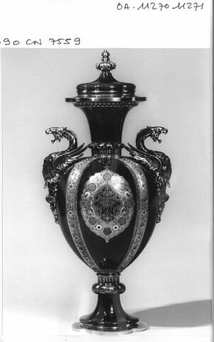 Vase à quatre lobes avec couvercle, d'une paire, image 5/8