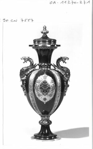 Vase à quatre lobes avec couvercle, d'une paire, image 7/8