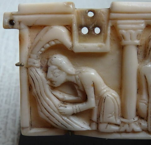 Panneau d'un petit coffret : trois scènes de l'Histoire de Samson (la source jaillissant de la mâchoire d'âne, Dalila coupant les cheveux de Samson, Samson aveuglé par les Philistins)., image 2/6