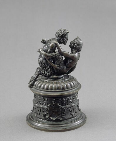 Couvercle d'encrier : satyres accouplés, image 5/9