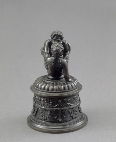 Couvercle d'encrier : satyres accouplés, image 8/9