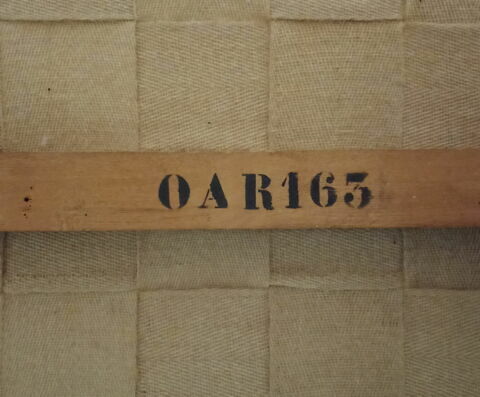 Grand canapé à oreilles, d'un ensemble de cinq pièces (OAR 159-163), image 2/5