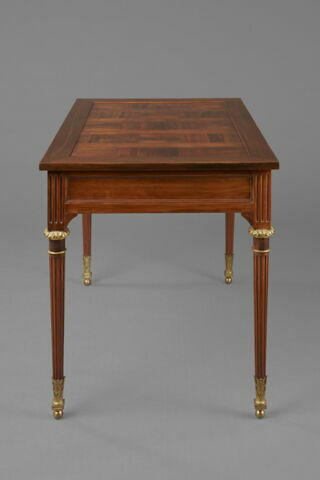 Bureau plat rectangulaire en acajou veiné, image 7/9