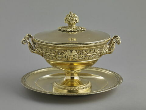 Coupe couverte de vermeil, avec son plateau (bouillon)