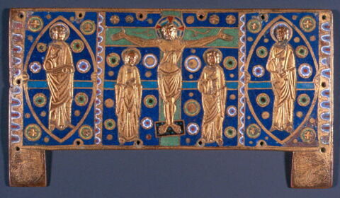 Plaque de châsse : Crucifixion entre deux apôtres