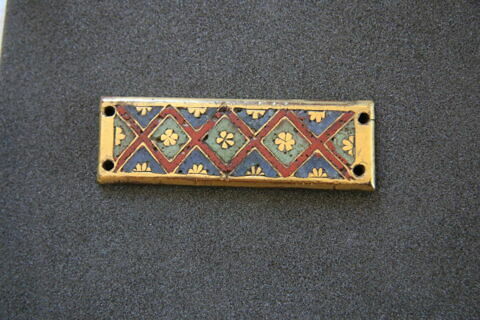 Petite plaque rectangulaire : trois losanges et de deux demi-losanges d'émail blanc inscrivant une petite rosette réservée