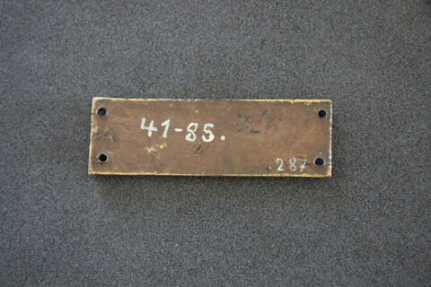 Petite plaque rectangulaire : trois losanges et de deux demi-losanges d'émail blanc inscrivant une petite rosette réservée, image 3/3