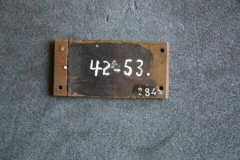 Plaquette rectangulaire : décorée d'un losange central émaillé et de deux demi-losanges bleu et vert sur fond réservé et doré ; bordure à filets d'émail rouge, image 4/4
