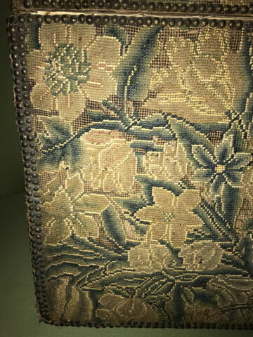 Coffre couvert en tapisserie au petit point, image 5/12
