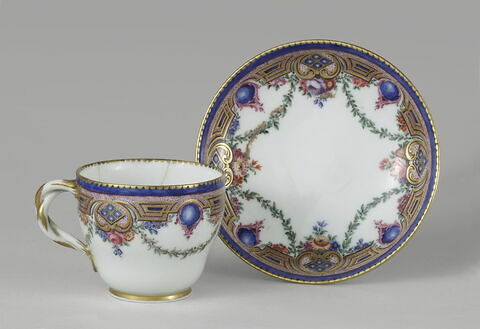 Pièce d'un déjeuner de cinq pièces : tasse et soucoupe