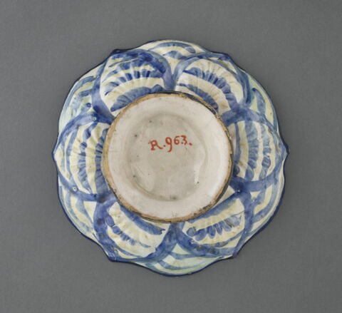 Coupe ronde godronnée : figure de femme à mi-corps, image 6/6