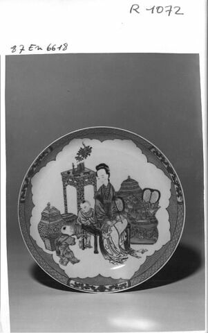 Assiette en porcelaine de Chine, coquille d'oeuf, revers rubis, image 1/1