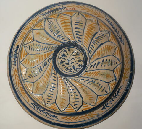 Plat en faïence, image 2/2