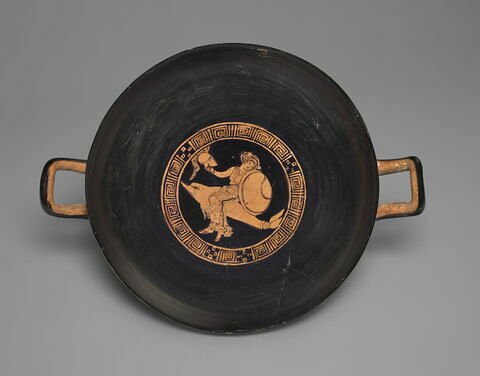 Skyphos : dauphin portant les armes d'Achille