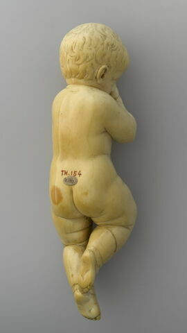 Enfant couché se tenant la tête, image 3/6