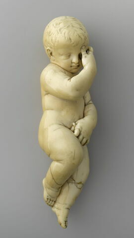 Enfant couché se tenant la tête, image 5/6