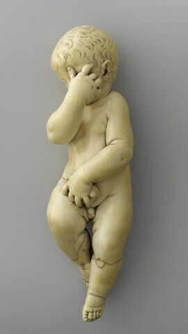 Enfant couché se tenant la tête, image 6/6